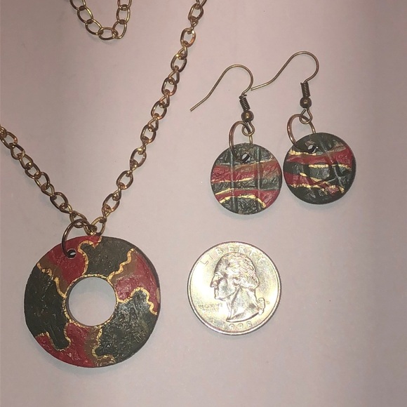 Elegant Gold Tone Green and Red Pendant Necklace Set - Picture 3 of 6